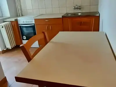 Apartament de inchiriere bucatarie cu masa si scaune Sector 3 Bucuresti